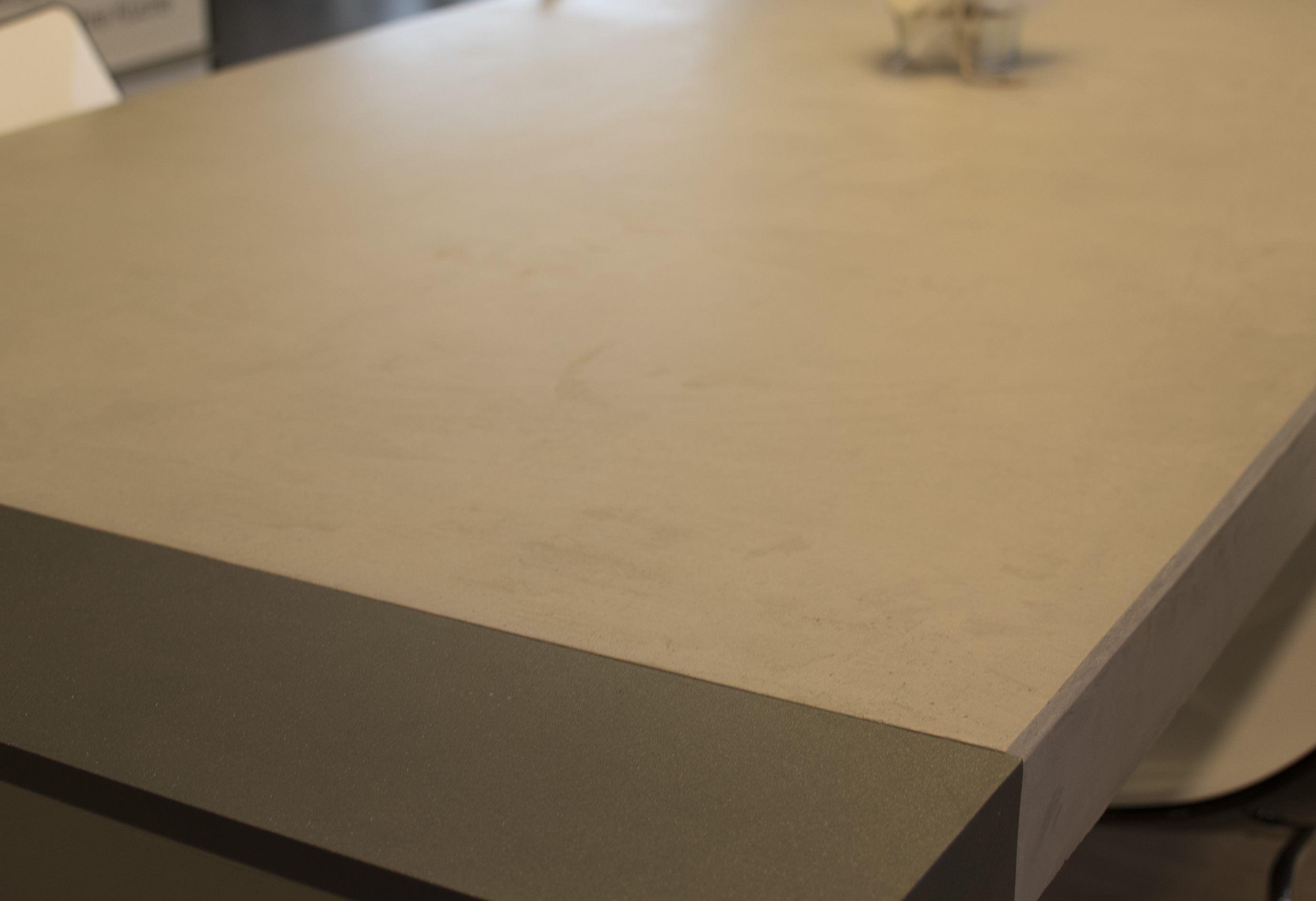 mainTisch-Beton-Tisch-Betontist-massTisch-Schreibtisch-Esstisch-Stahlrahmen4