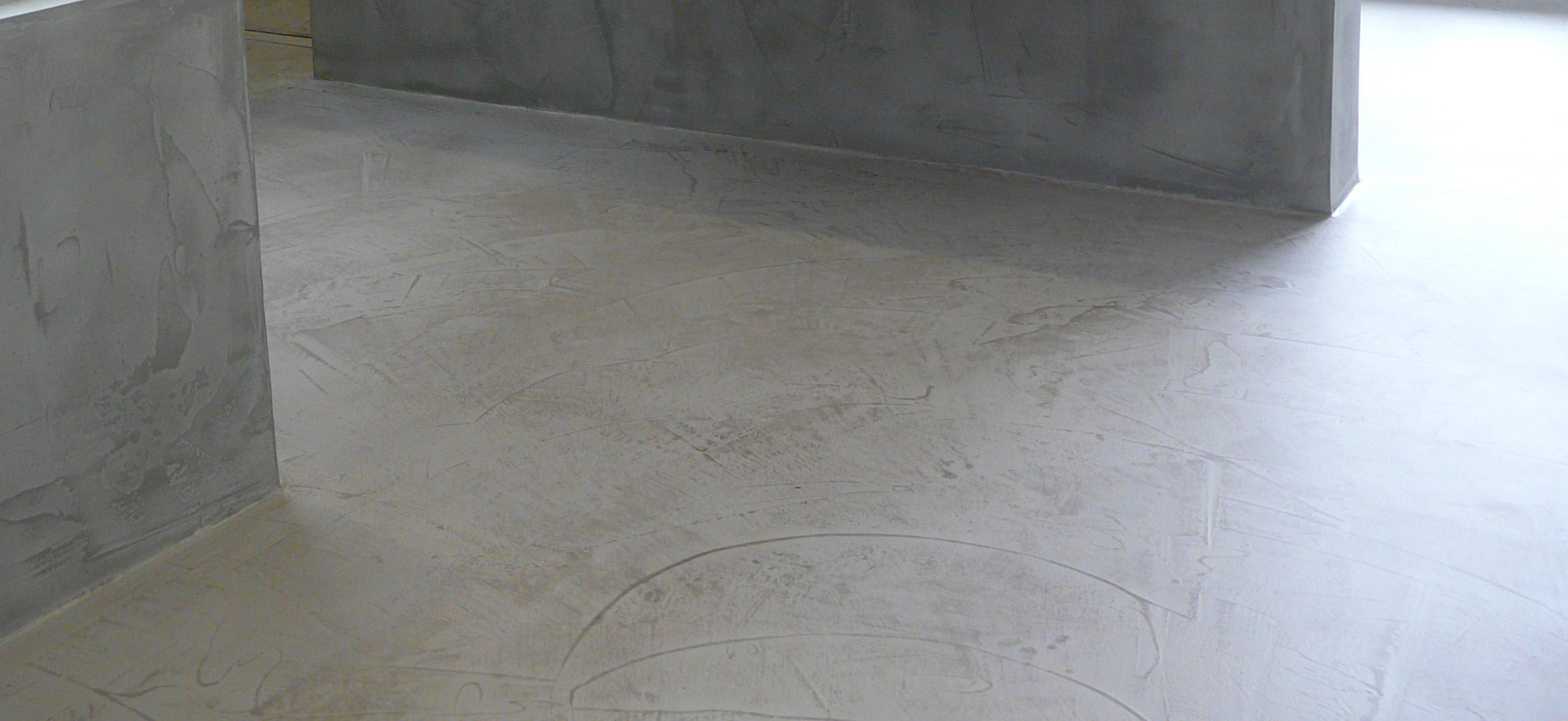 Betonboden gespachtelt fugenlos Wand grau Küche Bad Badezimmer Außenküche Grill Tisch Möbel mainTisch mainBeton mainGrill 13